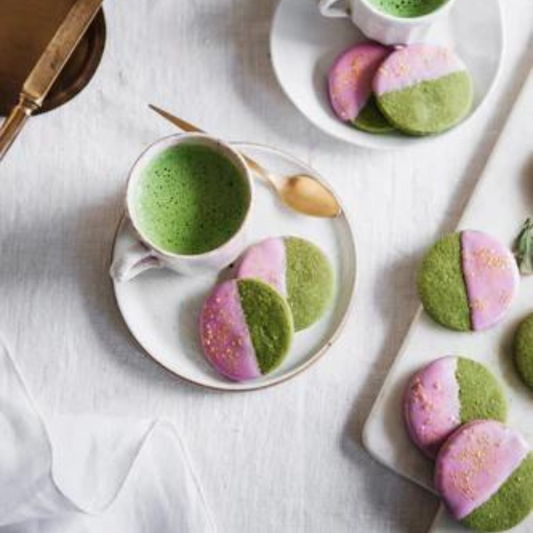 MATCHA SHORTBREAD MIT KIRSCHGUSS